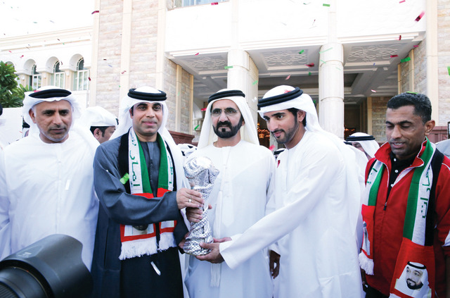 "محمد بن راشد وحمدان بن محمد يتسلمان كاس خليجى 21 من المدرب مهدى على\tوام"
