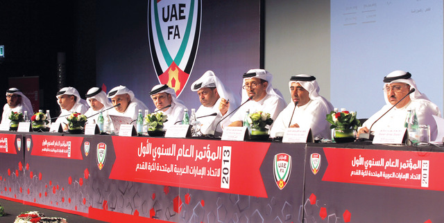 "يوسف السركال وأعضاء الاتحاد في منصة اجتماع الجمعية   تصوير - موهان"