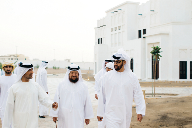 "ولي عهد أبوظبي لدى وصوله إلى منزل سيف المزروعي"