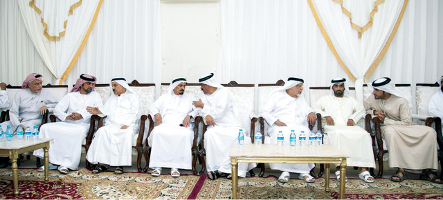 "حميد النعيمي وعمار بن حميد خلال تقديم العزاء للمزينة بحضور أحمد وراشد بن حميد ومحمد عبيدالله وعبدالله عمران تريم وعبدالله امين الشرفا\tوام"