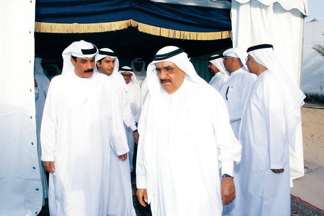 "حمدان بن راشد لدى تقديمه العزاء"
