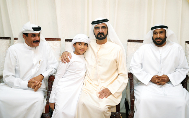"محمد بن راشد معزياً خميس المزينة وإخوانه في وفاة والدهم \t   \t\t \t                  تصوير ـ محمد هشام"