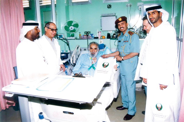 "الدكتور سيد العدل خلال علاج أحد مرضى رجال الشرطة في مشفى العين"