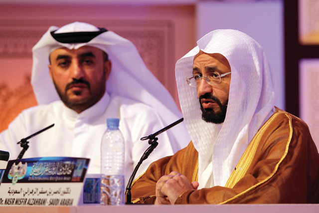 "الزهراني خلال المحاضرة"
