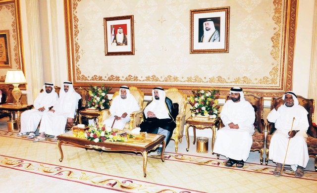 "حاكم الشارقة يتقبل التهاني بحلول شهر رمضان"