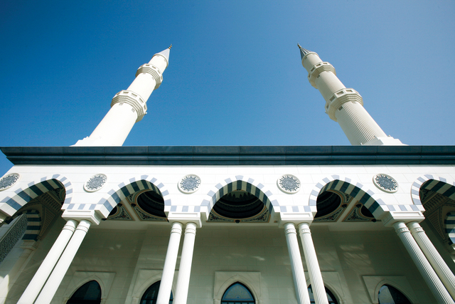 "مئذنتان من مآذن المسجد الأربع تشمخان بارتفاع 55 متراً"