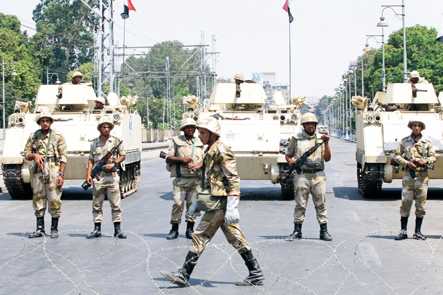 "جنود من الجيش المصري يقومون بحماية محيط قصر الاتحادية في القاهرة  \tإي.بي.أيه"
