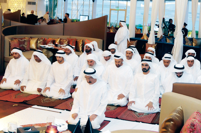 "محمد بن راشد ومحمد بن زايد وحمدان ومكتوم بن محمد يؤدون صلاة المغرب بإمامة محمد النابودة"