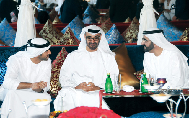 "محمد بن راشد يتبادل الأحاديث مع محمد بن زايد بحضور حمدان بن محمد \t\t\t\t\t\t تصوير: محمد هشام"