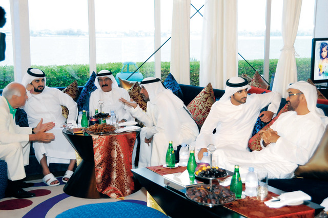 "محمد بن زايد وحمدان ومكتوم بن محمد خلال مأدبة الإفطار بحضور أحمد بن سعيد والنابودة والحضور"