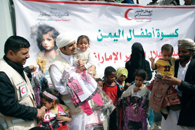"بدء الكسوة على أطفال اليمن \t\t\t\t\tمن المصدر"