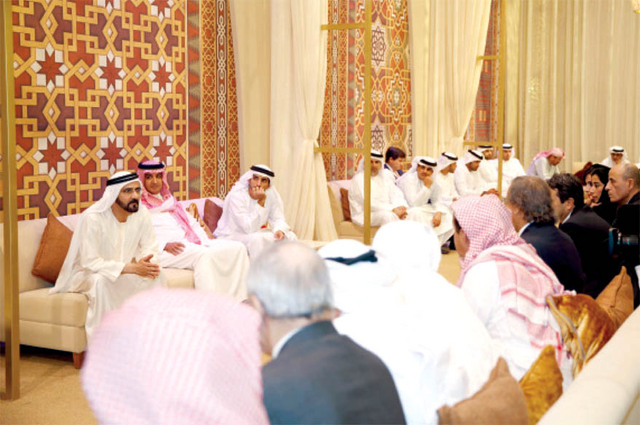 ".. وسموه متحدثاً إلى الاعلاميين بحضور حمدان بن محمد تصوير -خليفة اليوسف ومحمد هشام"