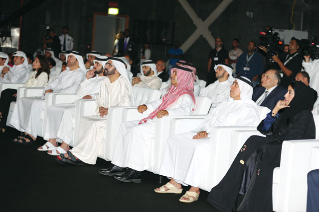 "محمد بن راشد ومكتوم بن محمد ووليد آل إبراهيم ومحمد القرقاوي وسامي القمزي وأحمد بن بيات ومنى المري خلال حفل التدشين \t تصوير- خليفة اليوسف ومحمد هشام"