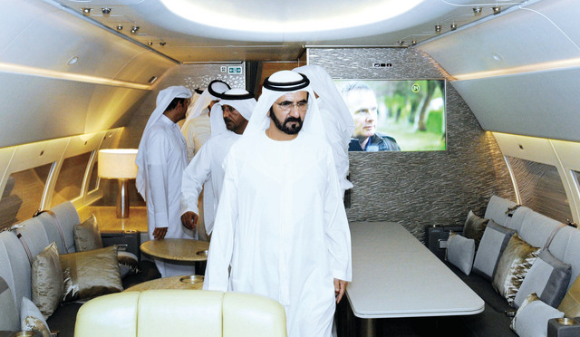 "محمد بن راشد يتفقد الطائرة ويرافقه أحمد بن سعيد  \tتصوير ــ محمد هشام"