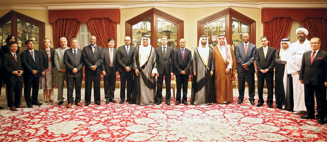 "سعود بن صقر يتوسط القناصل المعتمدين لدى الدولة بحضور محمد بن سعود وام"