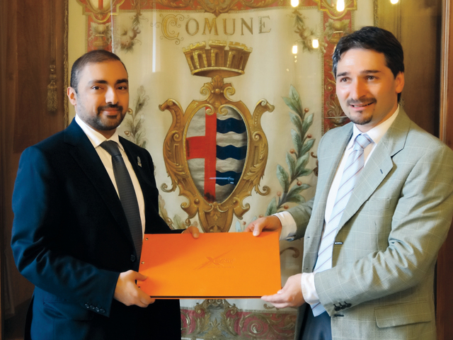 "عمدة ستريسا يتلقى درع الجمعية من الزاهد"