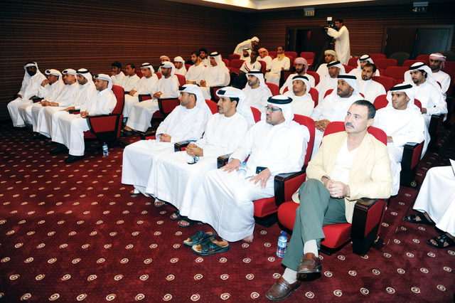 "قضاة الملاعب خلال لقائهم مع لجنة الحكام"