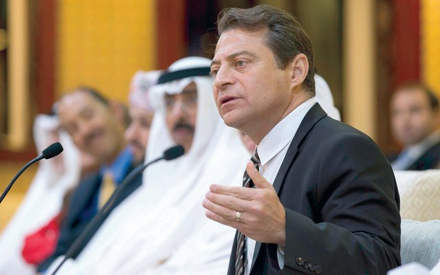 "بيتر ديامانديس ملقيا محاضرته"