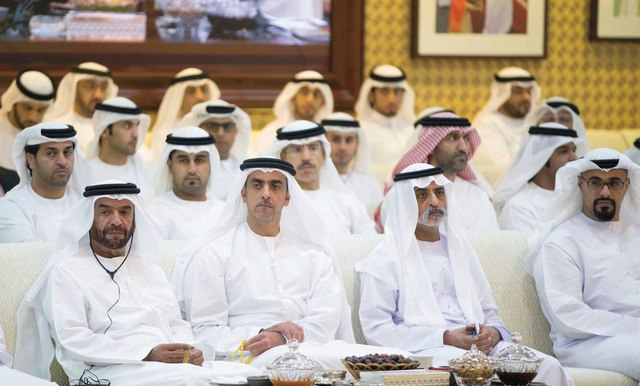 "سرور بن محمد وسيف بن زايد يستمعان للمحاضر بحضور نهيان بن مبارك وخالد بن محمد بن زايد \t وام"