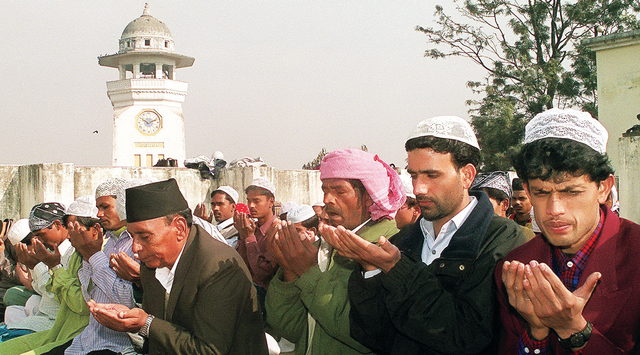 "المسلمون في كاتاماندو يؤدون الصلاة"