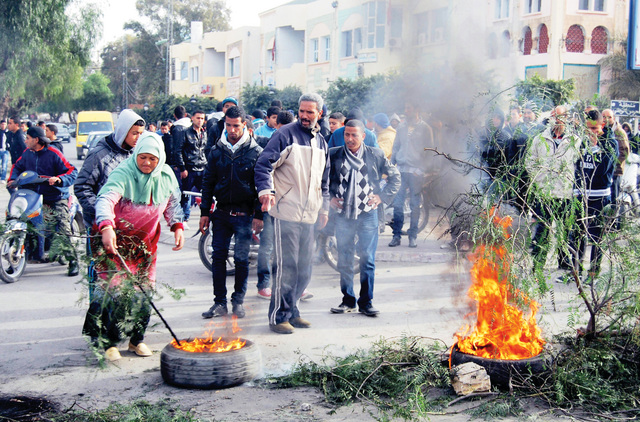 "متظاهرون في القصرين التونسية ضد الحكومة أرشيفية"