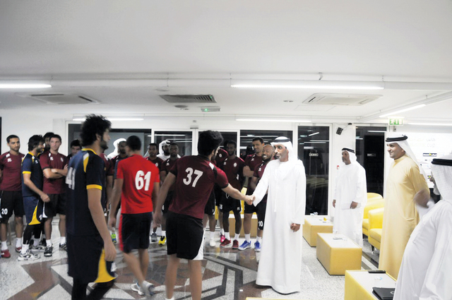"ذياب بن زايد يصافح لاعبي الوحدة \t من المصدر"