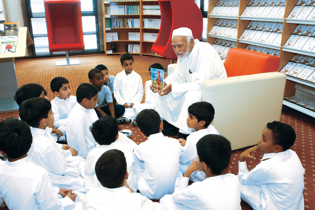 "شحدة يقرأ للصغار قصصاً تربوية \t تصوير غلام كاركر"