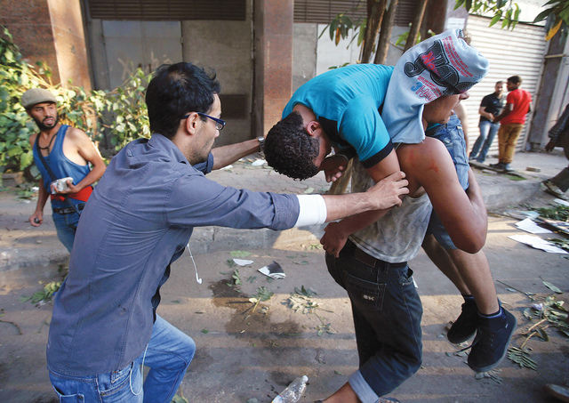 "أحد المصابين خلال المواجهات مع الاخوان في القاهرة \tأ.ب"