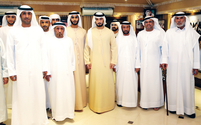 "ماجد بن محمد خلال زيارته مجلس عبيد سعيد الطاير الرمضاني"