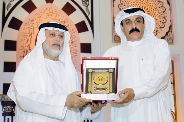 "بوملحة يكرم خميس مطر المزينة تصوير ــ موهان"
