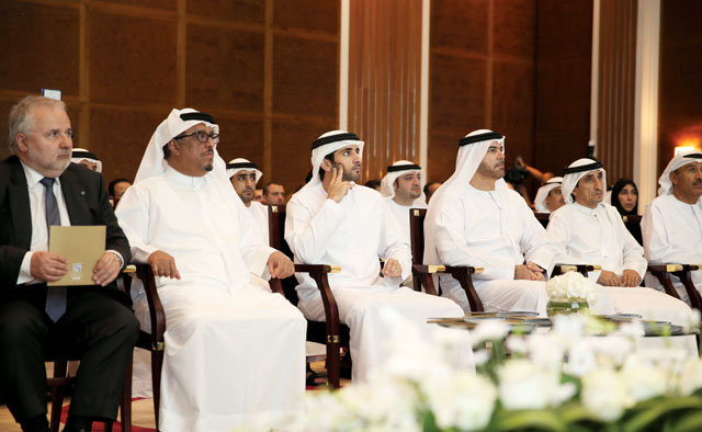 "حمدان بن محمد خلال إطلاقه مركز دبي للصيرفة بحضور سعيد بن مكتوم وعبدالله القرقاوي وضاحي خلفان"