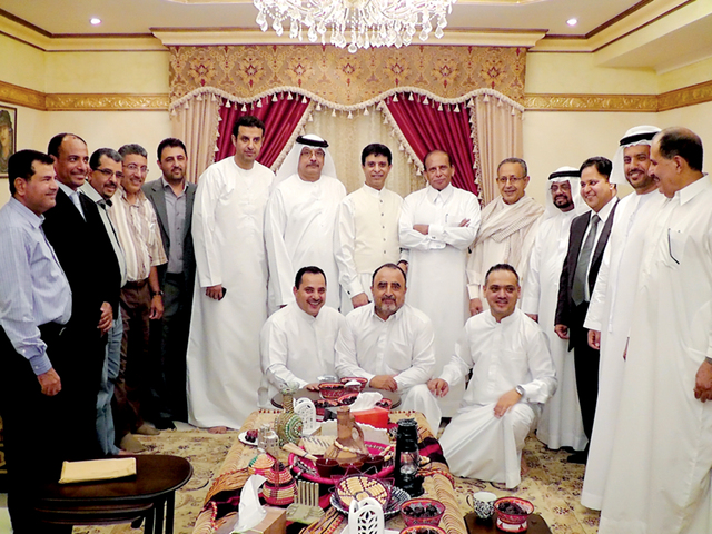 "القنصل قطيش يتوسط المدعوين من الإعلاميين"