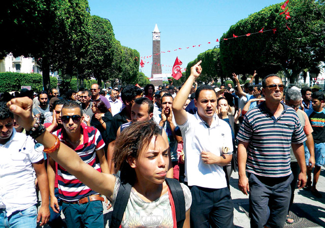 "تونسيون غاضبون خارج المستشفى في أريانة \tأ.ف.ب"