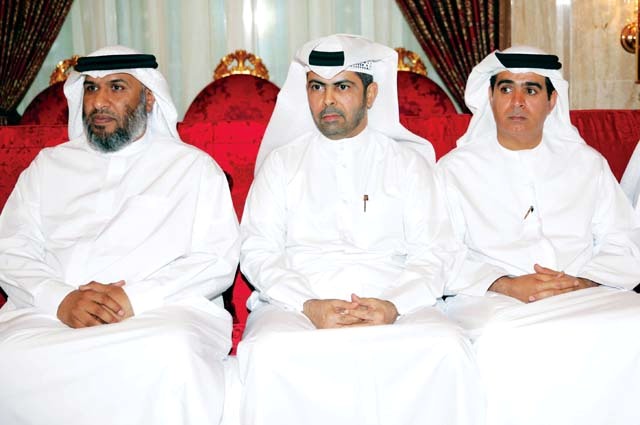 "بو فروشة يتوسط الحضور"
