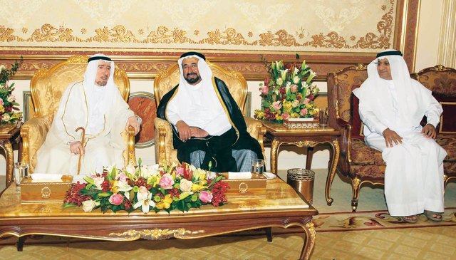 "حاكم الشارقة خلال استقباله القطامي والهاشمي والمهنئين"
