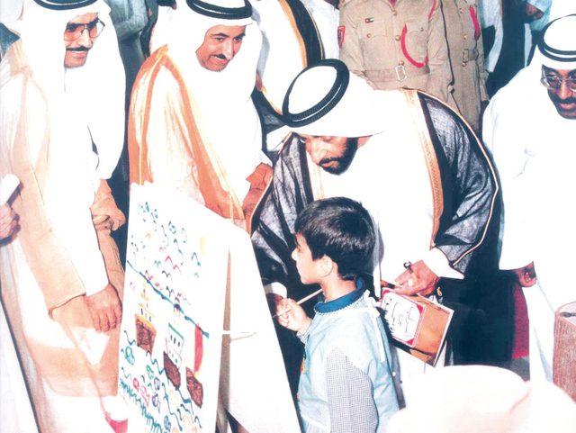 "زايد في زيارة لاحدى المدارس"
