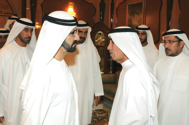 "محمد بن راشد مقدماً واجب العزاء لوالد المتوفاة وشقيقها خالد"