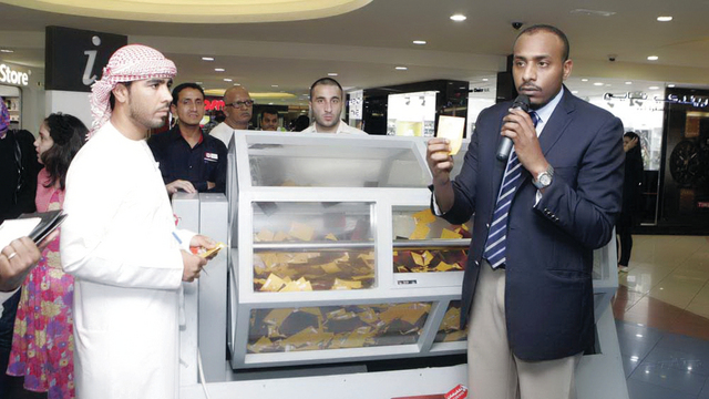 "خلال السحب على جوائز المهرجان \tالبيان"