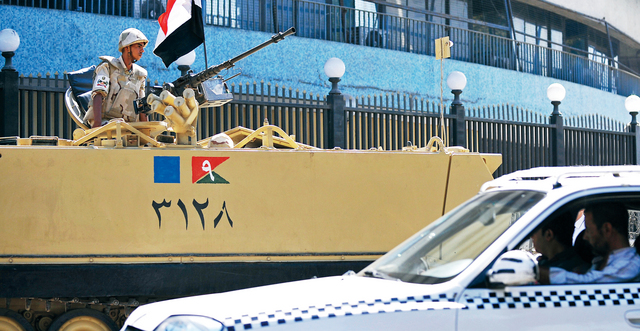 "جندي مصري يحرس مبنى التلفزيون في القاهرة بعد انحسار التظاهرات \t أ.ف.ب"