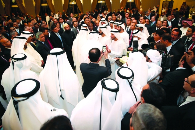 "محمد بن راشد يلتقي رجال الأعمال والمستثمرين بحضور حمدان ومكتوم بن محمد"