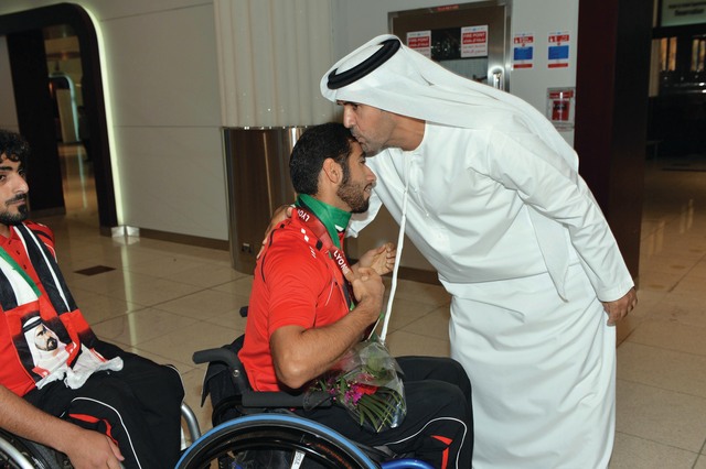 "الهاملي يضع قبلة على رأس البطل محمد القايد\tتصوير: جابر عابدين"