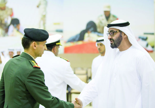 "محمد بن زايد يتلقى تهاني الضباط بحلول رمضان بحضور منصور بن زايد"