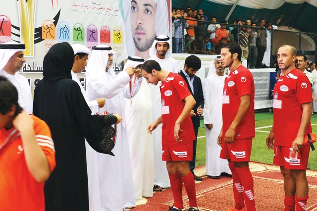 "نهيان بن مبارك يقلد اللاعبين الميداليات\t\tمن المصدر"