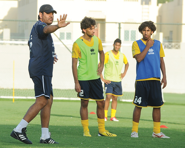 "راشد عامر يوجه لاعبي منتخب الناشئين قبل التدريب"