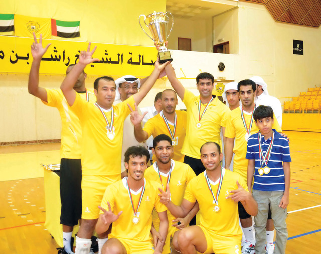 "فريق زعبيل يحتفل بالكأس \t من المصدر"