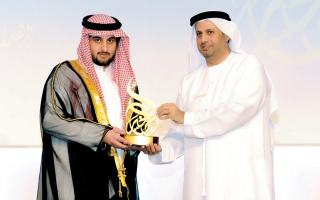 "أحمد بن محمد يتسلم درع تكريم الشيخة هند من ضرار بالهول"