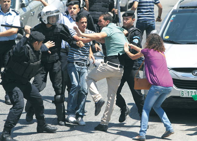 "الأمن الفلسطيني يهاجم متظاهراً في رام الله احتج الأحد الماضي على استئناف المفاوضات مع إسرائيل الثلاثاء. أ.ف.ب"