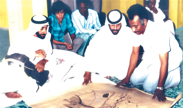 "المغفور له الشيخ زايد يطلع على مشروع إنشاء جامعة الإمارات"
