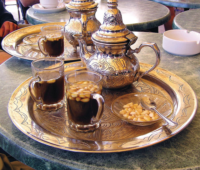 "الشاي والصنوبر رفيقا سهرات رمضان في تونس"