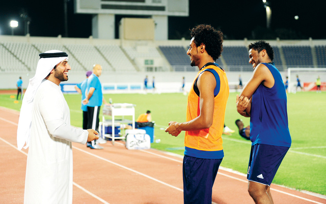 "عبد الله بن محمد يتابع تدريبات العين"